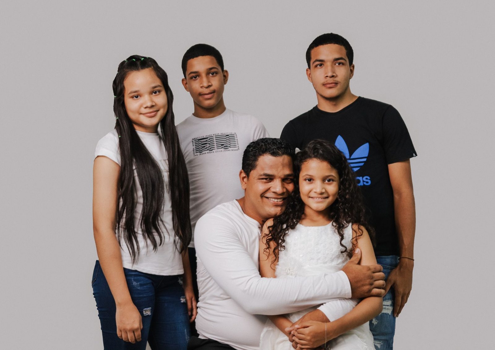 Familia sonriendo junta